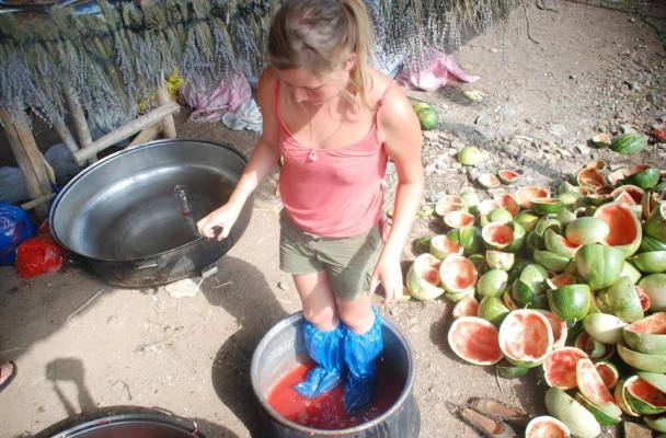 Auksė Podolskytė gamina arbūzų sirupą, nuotr. iš asmeninio albumo